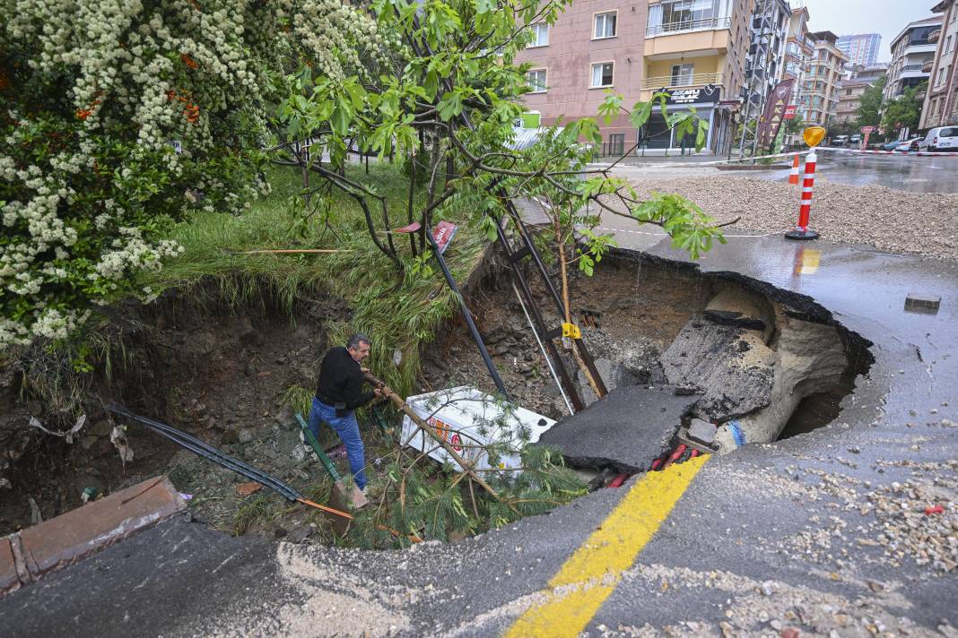 Sağanak sonrası Ankara’da yol çöktü 3